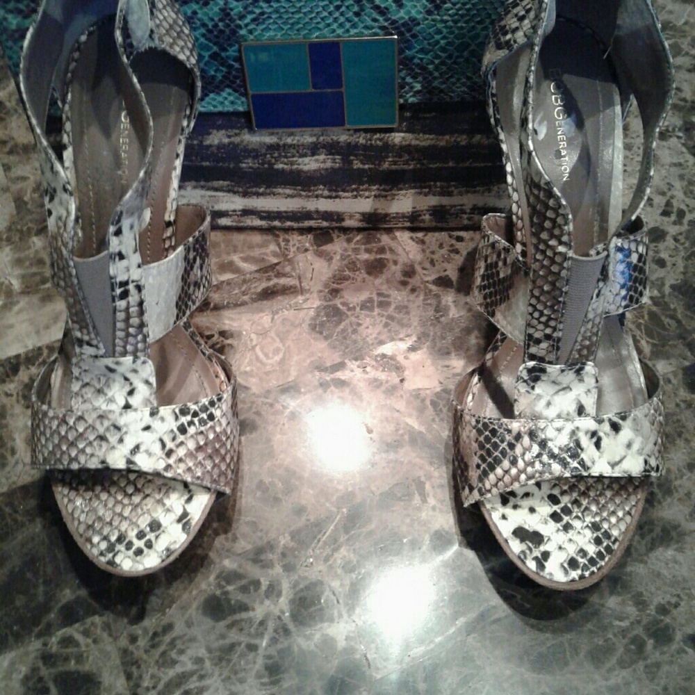 BCBG BROWN BIEGE & BLACK SNAKESKIN STILETTOS